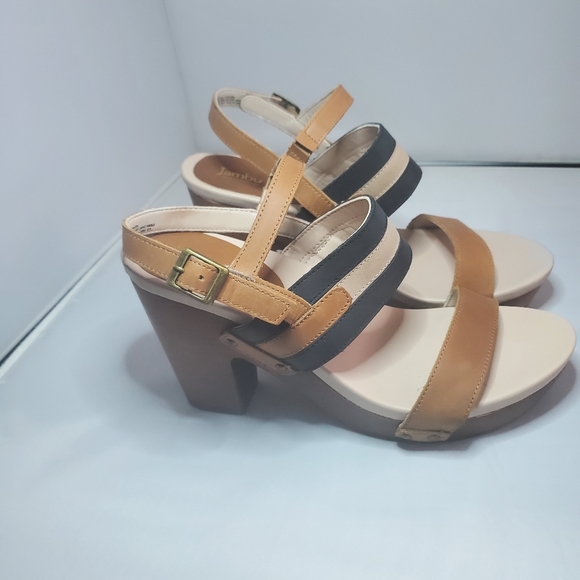 New sandals, never been worn. Great condition - Picture 2 of 4